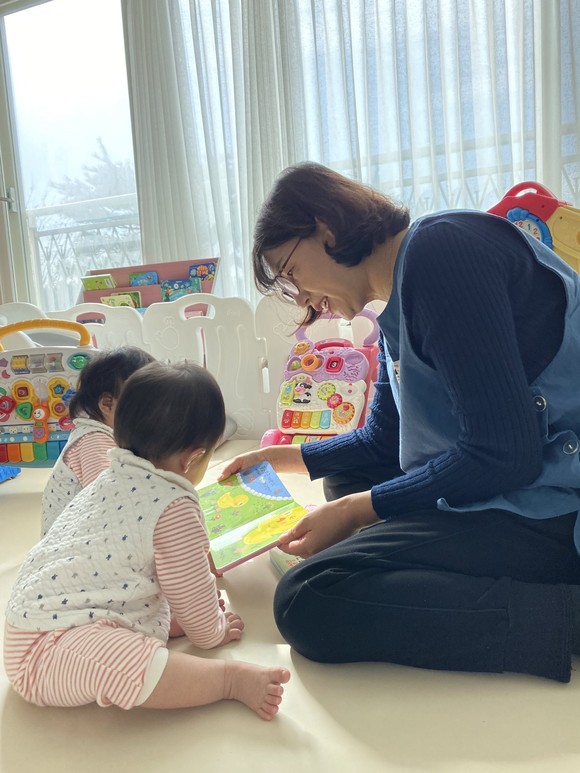 아이돌보미가 가정을 방문해 놀이활동을 하고 있다. ⓒ 진주시