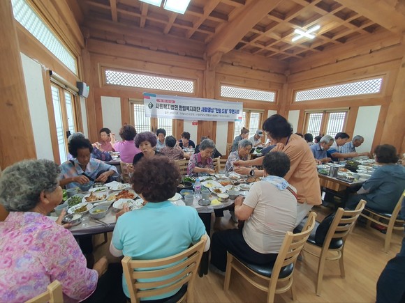 한일복지재단이 어르신들에게 식사대접을 하고 있다. ⓒ 프라임경제