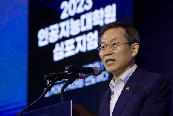 이종호 과학기술정보통신부 장관이 17일 오전 서울 강남구 코엑스 그랜드볼룸에서 열린 '2023 인공지능대학원 심포지엄'에서 환영사를 하고 있다. ⓒ 과학기술정보통신부