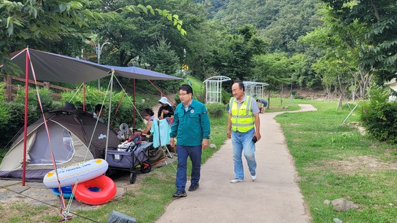 20일 포항 북구관내 캠핑장을 찾아 안전점검에 나서고 있는 장종용 북구청장(좌측). ⓒ 포항시 북구청