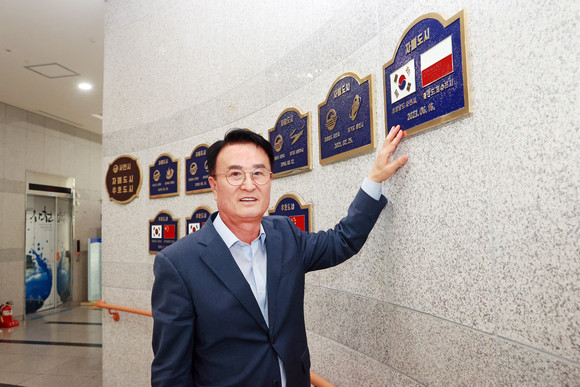 박동식 사천시장이 폴란드 제슈프시, 자매결연 기념 현판을 설치하고 있다. ⓒ 사천시