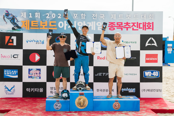 1일 포항송도해수욕장에서 열린 '제1회 포항 전국 제트보드대회'에서 1위를 차지한 김다운 선수(가운데)와 입상자들이 환호하고 있다. = 김진호 기자