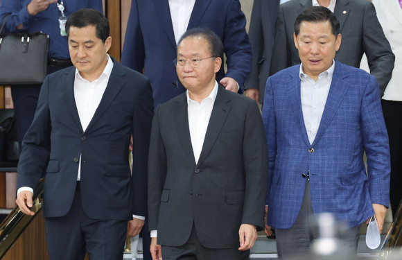 국민의힘 윤재옥 원내대표가 22일 국회에서 열린 원내대책회의에 참석하고 있다. ⓒ 연합뉴스