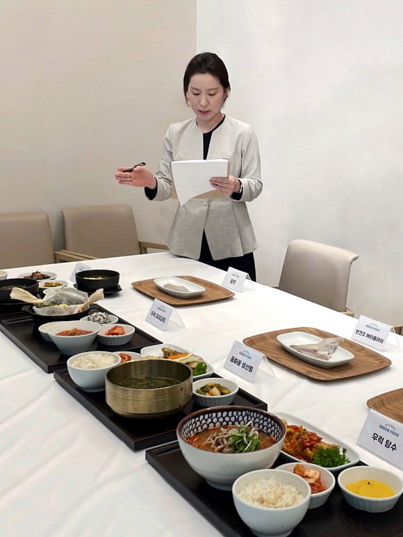 HD현대 글로벌R&D센터에서 우럭과 전복을 활용한 신규 레시피의 품평회를 실시하는 모습. ⓒ HD현대