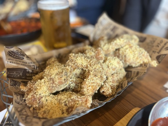 마법클은 bhc치킨 특유의 뿌리는 가루 맛 치킨을 강조한 제품이다. 마법클을 구성하는 요소는 크게 세 가지로, 마늘과 버터, 후레이크다. = 김수현 기자