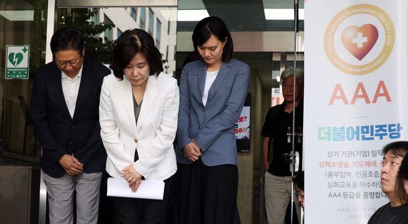 더불어민주당 김은경 혁신위원장이 지난 3일 여의도 당사 앞에서 '노인폄하' 발언에 대해 사과하고 있다. ⓒ 연합뉴스