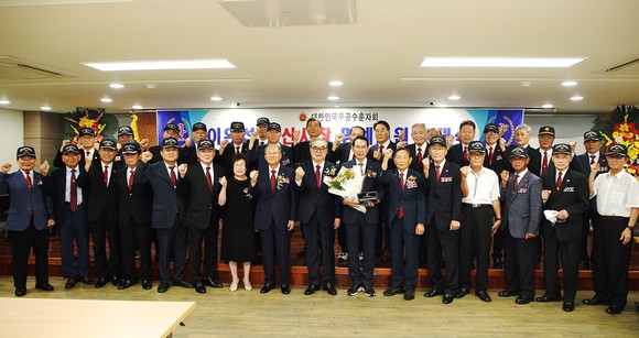 서산시 보훈회관에서 이완섭 서산시장이 김정규 대한민국 무공수훈자회장으로부터 명예 회원패를 받은 후 단체 기념촬영을 하고 있다. ⓒ 서산시