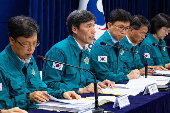 일본 정부가 후쿠시마 원전 오염수 바다 방류를 하루 앞둔 23일 오후 박구연 국무조정실 1차장(왼쪽 두 번째)이 서울 종로구 정부서울청사에서 열린 우리 정부의 일일 브리핑에 참석해 일본 측이 제공할 오염수 방류 데이터에 대한 세부 설명을 하고 있다. ⓒ 연합뉴스