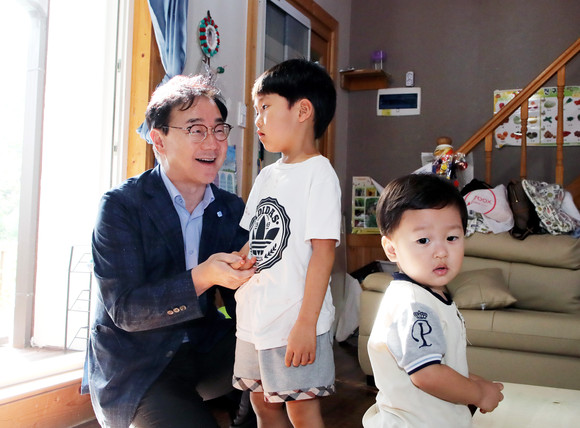 하승철 군수가 진교면 고이마을 다섯째 아이 출산 가정을 방문하고 있다. ⓒ 하동군