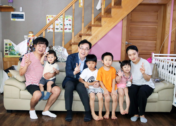 하승철 군수가 진교면 고이마을 다섯째 아이 출산 가정을 방문하고 있다. ⓒ 하동군