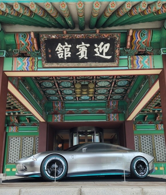 행사장 입구에 전시된 쇼카 '비전 AMG'. = 조택영 기자