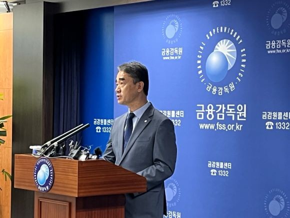 함용일 금융감독원 부원장이 24일 오전 서울 영등포구 금융감독원 기자브리핑실에서 3개 자산운용사(라임·옵티머스·디스커버리)에 대한 추가 검사결과 및 향후계획을 발표하고 있다. = 이정훈 기자