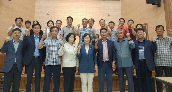 박경숙 산업경제위원장은 지난 23일 보은 대추 산업 활성화를 위한 현장 간담회를 개최 후 관계자들과 함께 기념촬영을 하고 있다. ⓒ 의회사무국