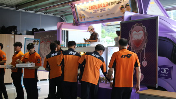소방관들을 격려하고 응원하기 위해 대한민국 재향소방동우회와 하이트진로가 마련한 '감사의 간식차'를 이용하고 있다. ⓒ 김천소방서