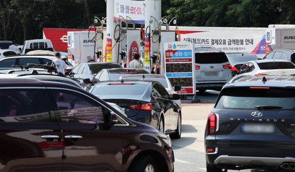 지난 20일 경기도 안성시 경부고속도로 안성휴게소 서울방향 주유소에 차량들이 주유를 위해 줄을 서 있다. ⓒ 연합뉴스