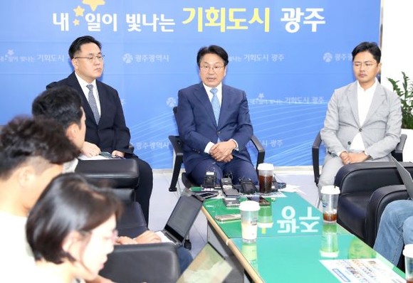 강기정 광주광역시장이 28일 오전 시청 기자실에서 박민식 보훈부 장관으로 촉발된 정율성 공원 조성 논란과 관련해 광주시의 입장을 설명하고 있다. ⓒ 프라임경제