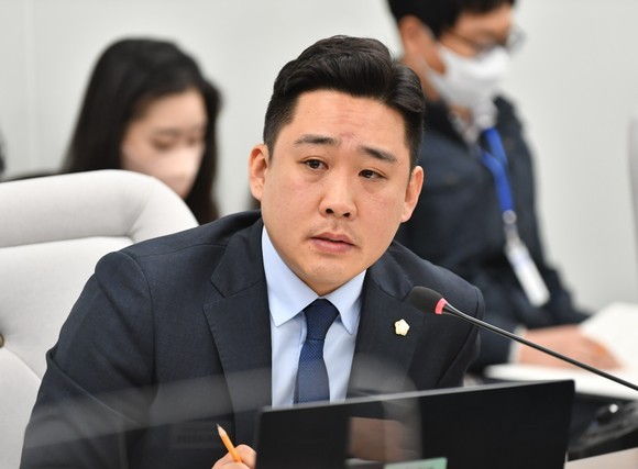 최민국 진주시의원이 관내 영농폐기물·폐농약 수거·처리 지원 제정안을 대표발의 하고 있다. ⓒ 프라임경제