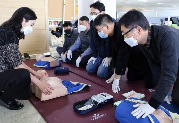 하이트진로는 응급상황에 대처할 수 있는 기반을 마련하고자 공장과 영업 지점에 자동심장충격기(AED)를 설치하고 지난해 12월부터는 임직원들이 직접 실습해보는 심폐소생술 교육을 정기적으로 실시하고 있다. ⓒ 하이트진로