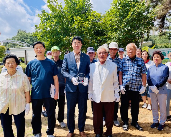 21일 김태완 광산구의회 의장이 광산구 수완동 솔무공원 내 게이트볼 그라운드골프 겸용 구장에 편의시설을 확충해 대한노인회 그라운드골프 솔무공원 분회로부터 감사패를 받았다. ⓒ 광산구의회