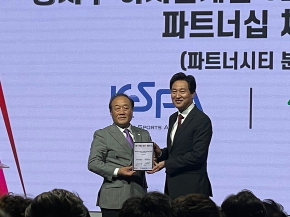 서울시와 한국e스포츠협회가 업무협약을 체결했다. 왼쪽부터 김영만 한국e스포츠협회 회장과 오세훈 서울 시장. = 김소미 기자