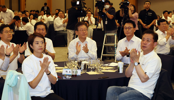 28일 강원 원주 오크밸리에서 열린 더불어민주당 국회의원 워크숍에서 이재명 대표와 박광온 원내대표 등 참석자들이 박수를 치고 있다. ⓒ 연합뉴스