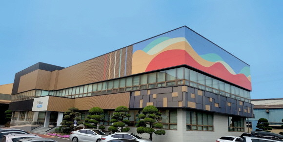 포스코스틸리온 포항 컬러공장 사무동에 적용된 포스아트 강판 시공 사례. ⓒ 포스코