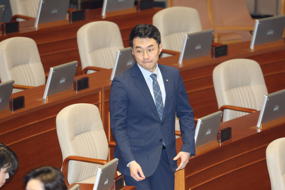 지난 24일 국회에서 열린 본회의에 김남국 의원이 입장하고 있다. ⓒ 연합뉴스