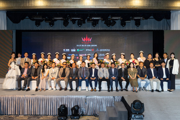 지난 28일 허심청 대청홀에서 열린 '2023 미시즈 베스트 모델 콘테스트' 참가자들이 기념촬영을 하고 있다. ⓒ 프라임경제