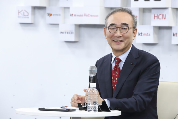 김영섭 대표가 KT 분당사옥에서 진행된 취임식에서 직원들의 질문에 답변하고 있다. ⓒ KT