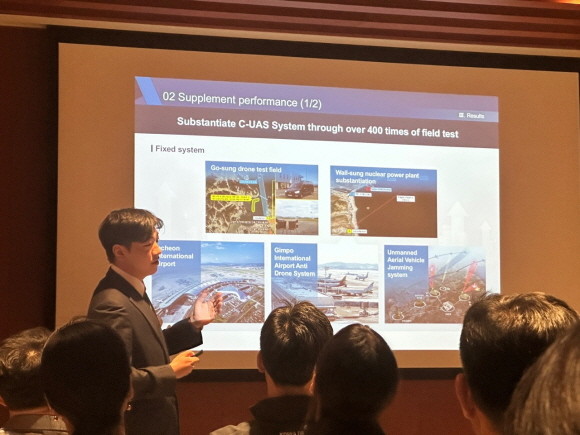 LIG넥스원 전자전사업부 2팀 피세찬 매니저가 '2023 한국-사우디아라비아 드론로드쇼' 참가자를 상대로 LIG넥스원의 안티드론 시스템에 대해 설명하고 있다. ⓒ LIG넥스원