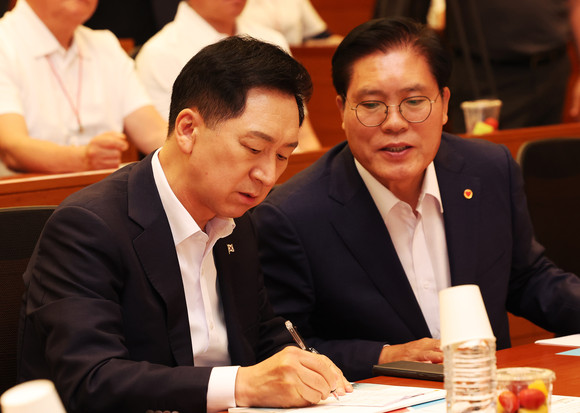 국민의힘 김기현 대표가 지난 30일 오후 경기도 광주시 곤지암 리조트에서 열린 경기도의회 국민의힘 현장정책회의에서 송석준 경기도당위원장과 대화하고 있다. ⓒ 연합뉴스
