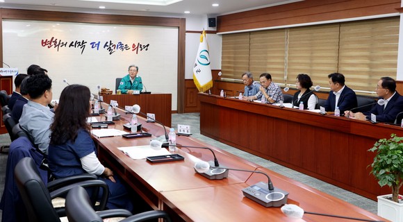 축제 추진위원회가 2023 의령 리치리치페스티벌 2차 총회를 열고 6지 실행 계획을 설정하고 있다. ⓒ 의령군
