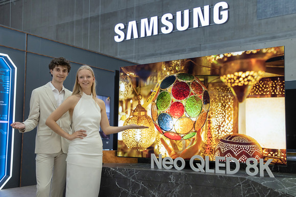 IFA 2023가 열리는 메세 베를린(Messe Berlin)에 위치한 삼성전자 전시관에서 삼성전자 모델이 'Neo QLED 8K'를 소개하고 있다. ⓒ 삼성전자