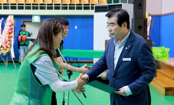 김동일 보령시장이 31일 우수지도자에게 표창을 수여하고 있다. ⓒ 보령시