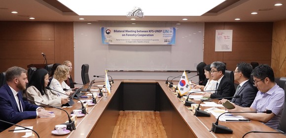 임상섭(오른쪽 세번째) 산림청 차장이 31일 서울 여의도 산림비전센터에서 잉거 앤더슨 유엔환경계획(UNEP) 사무총장과 면담을 갖고 기후·산림분야 협력에 대해 논의하고 있다. ⓒ 산림청