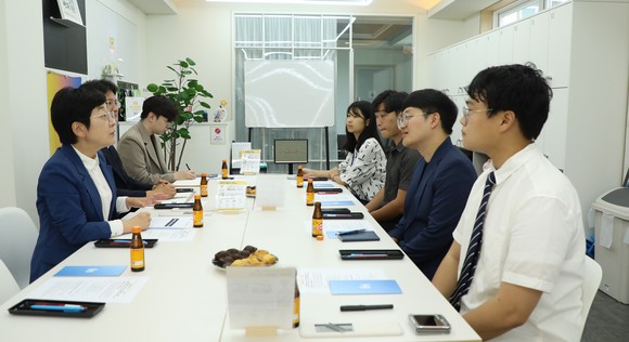 이순열 의장은 지난 31일 조치원 네스트빌딩에서 청년희망팩토리 청년들과 간담회를 개최하고 있다. ⓒ 의회사무국