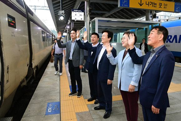 진주시가 수서행 고속철도 신설 운행 첫차 출발 기념행사를 하고 있다. ⓒ 진주시