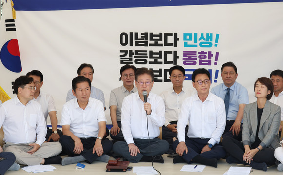 이재명 더불어민주당 대표가 1일 국회 앞 단식투쟁 천막에서 열린 최고위원회의에서 발언을 하고 있다. ⓒ 연합뉴스