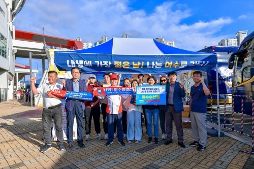 정기명 시장과 여수시 공무원들이 여수를 홍보하고 있다. ⓒ 여수시
