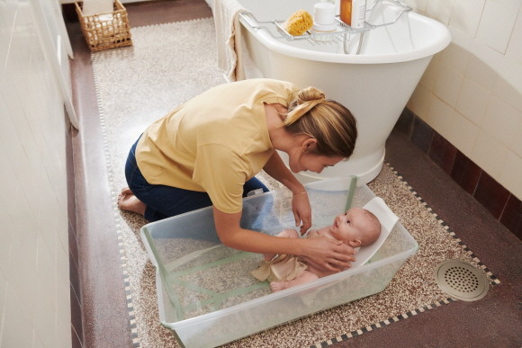 스토케는 신생아부터 6세까지 오랜 사용이 가능한 아기욕조 신생아 패키지 '플렉시바스 라지 번들'을 출시한다. © 스토케