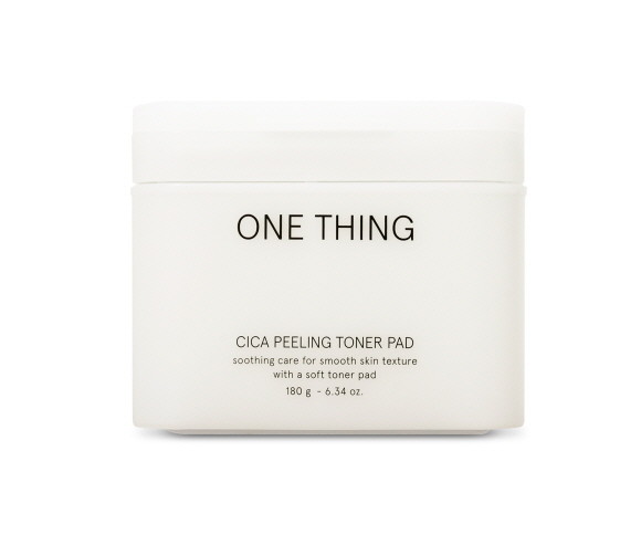 원씽에서 부드럽고 촉촉한 피부결을 완성해주는 '시카 필링 토너 패드'를 출시했다. © 애경산업