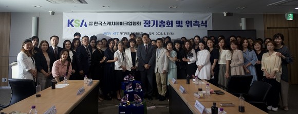 한국스케치메이크업협회는 지난 8월31일 반영구 화장산업의 발전을 위한 정기총회를 가졌다. 사진 가운데 왼쪽부터 김서현 협회 이사장, 조정훈 시대전환 당대표(국회의원). ⓒ 한국스케치메이크업협회