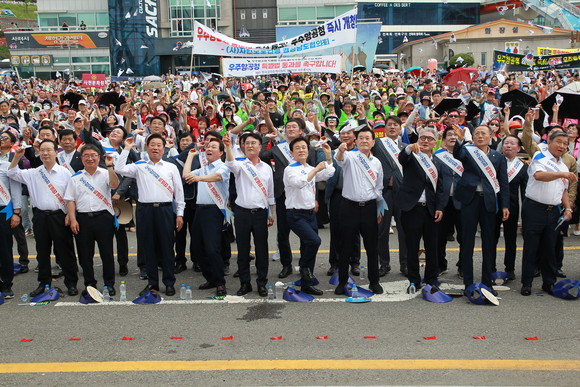 '우주항공청 설치 특별법' 국회통과 촉구 범도민 궐기대회에서 경남도민의 염원을 담은 종이 비행기를 날리고 있다. ⓒ 프라임경제