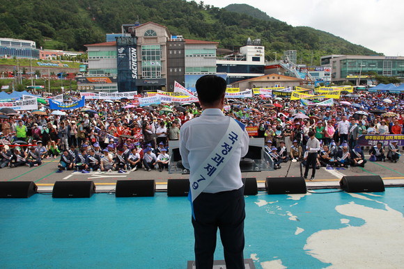 박동식 사천시장이 5000여명의 경남도·시민 앞에서 '우주항공청 설치 특별법' 국회통과를 촉구하고 있다. ⓒ 프라임경제