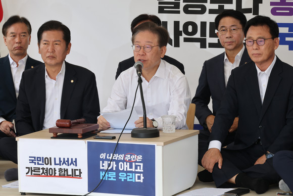 이재명 더불어민주당 대표가 4일 국회 앞 단식투쟁 천막에서 최고위원회의를 하고 있다. ⓒ 연합뉴스