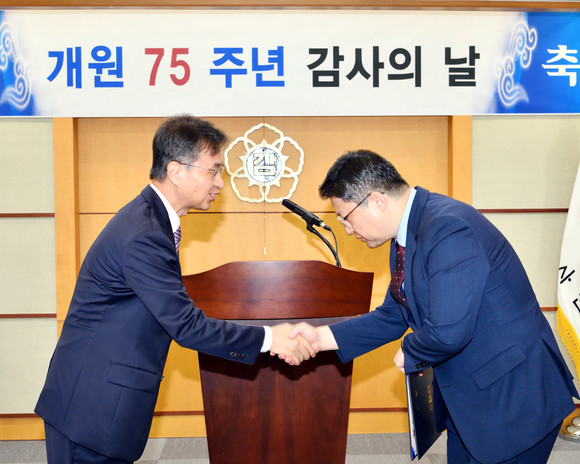한국마사회는 지난달 28일 모범사례 기관으로 선정돼 감사원장 표창을 수상했다.ⓒ 한국마사회