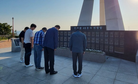 천안함 46용사 위령탑 참배 모습. ⓒ 의회사무국