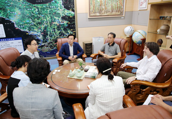 하승철 군수와 헨리조 부사장 일행이 호텔건립 부지를 논의하고 있다. ⓒ 하동군