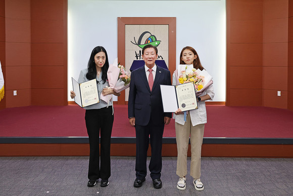 함안군이 9월 친절공무원으로 옥혜정과 윤정희 주무관에게 표창장을 수여하고 있다. ⓒ 함안군