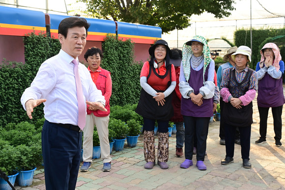 조규일 진주시장이 국화작품전시회 대비 현장점검에서 관계자들을 격려하고 있다. ⓒ 진주시